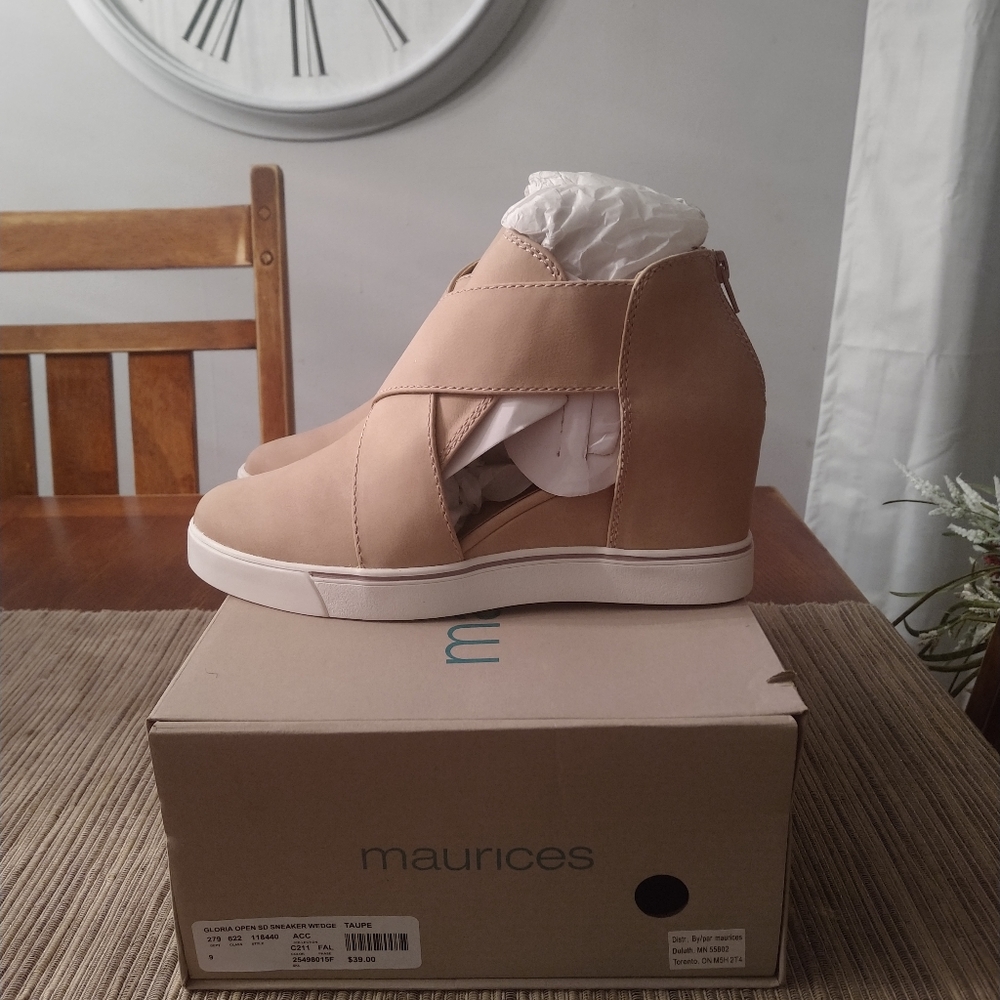 NIB Absolutely Unique and Adorable Sneaker Wedge